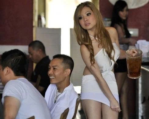 tctd-ca-phe-bikini-o-my-quan-viet-khach-viet-nhung-drama-khong-thieu1-1750920068.jpg
