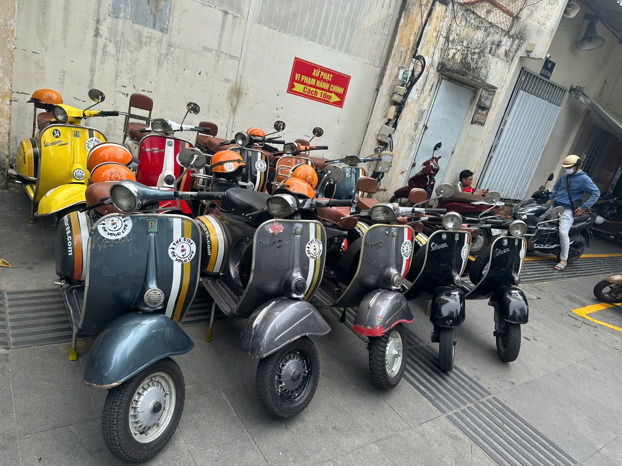 tctd-10-nhan-vien-cong-ty-du-lich-dua-vespa-vuot-den-do-ngay-trung-tam-sai-gon-bi-csgt-lap-bien-ban1-1755184955.jpg