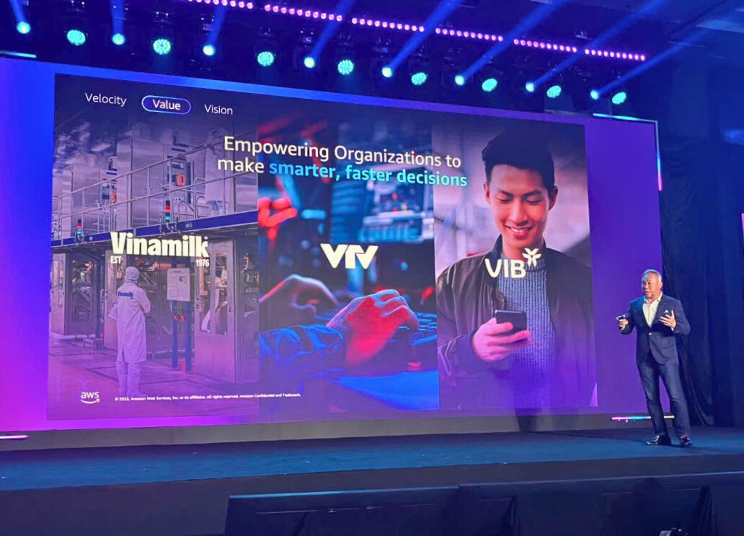 tctd-doanh-nghiep-fmcg-duy-nhat-trinh-dien-cong-nghe-tu-phat-trien-tai-aws-cloud-day-20251-1759129667.jpg