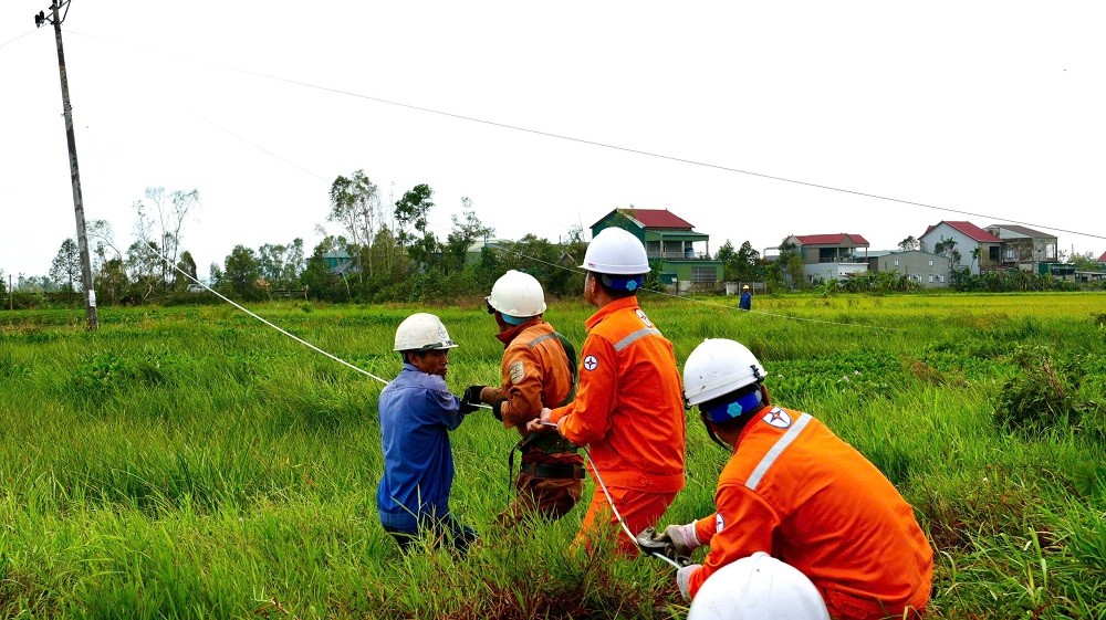 doi-xung-kich-cong-ty-dien-luc-quang-ninh-khoi-phuc-he-thong-dien-trung-the-tren-dia-ban-xa-can-loc-ha-tinh-sau-bao-so-5-2025-1759501060.jpg