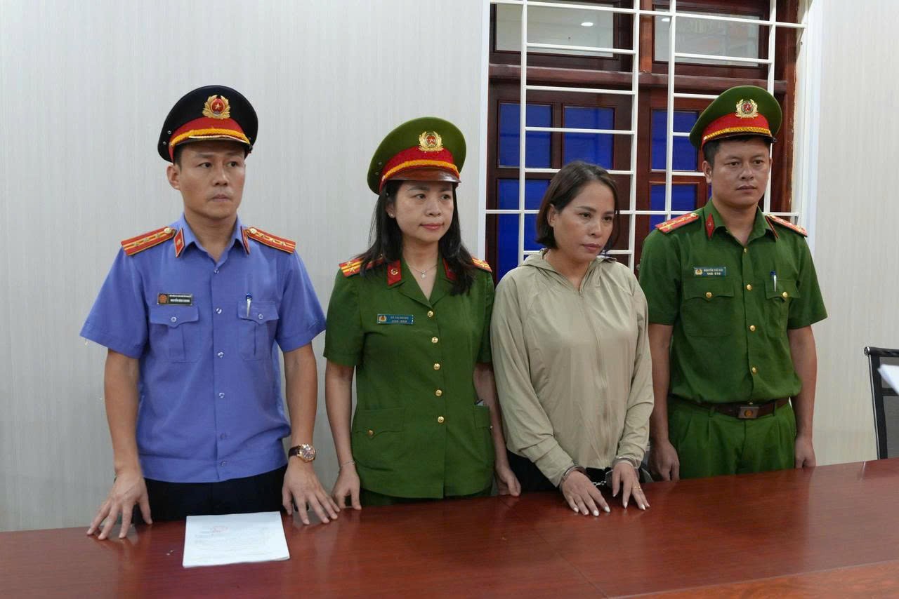 tctd-27-trieu-lit-dau-an-vitamin-a-gia-nu-giam-doc-o-nghe-an-bi-bat-vi-san-xuat-dau-an-gia-tinh-vi-1761120690.jpg