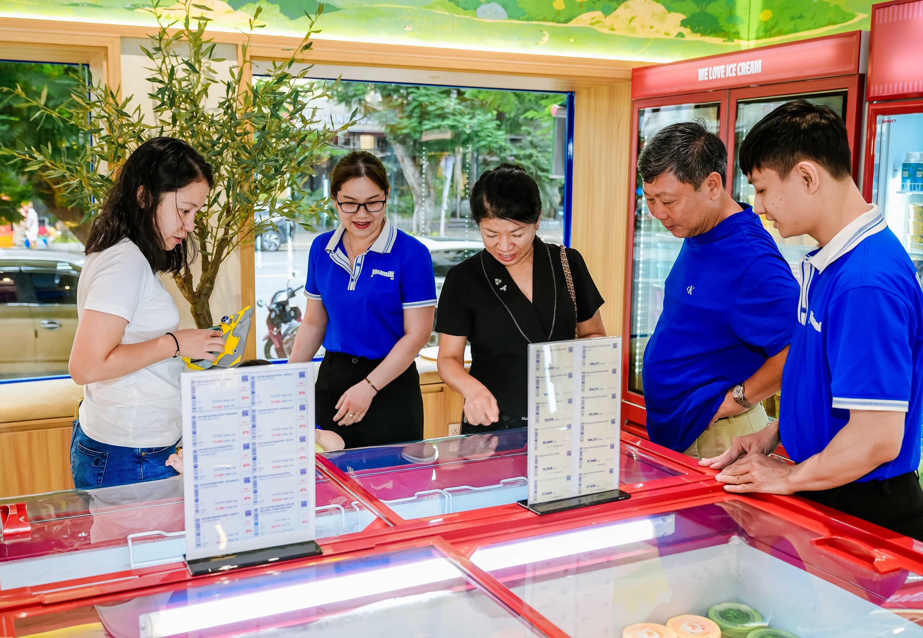 tctdvn-noi-dia-tao-xu-huong-tieu-dung-xuat-khau-vuot-tuong-lua-trung-dong-giup-doanh-thu-quy-1-nam-2026-cua-vinamilk-khoi-sac-1-1777953748.jpg