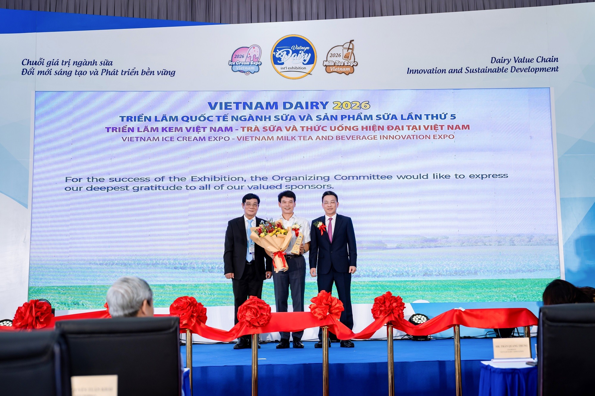 tctdvn-hanh-trinh-50-nam-phung-su-khat-vong-viet-duoc-vinamilk-ke-lai-tai-trien-lam-chuyen-nganh-sua-2026-6-1780294129.jpg