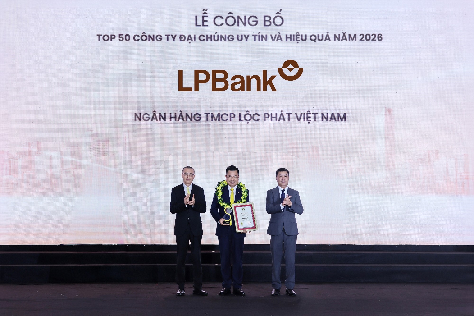 tctdvn-lpbank-lap-cu-dup-thang-hang-khang-dinh-vi-the-ngan-hang-tu-nhan-hang-dau-1786409957.jpg