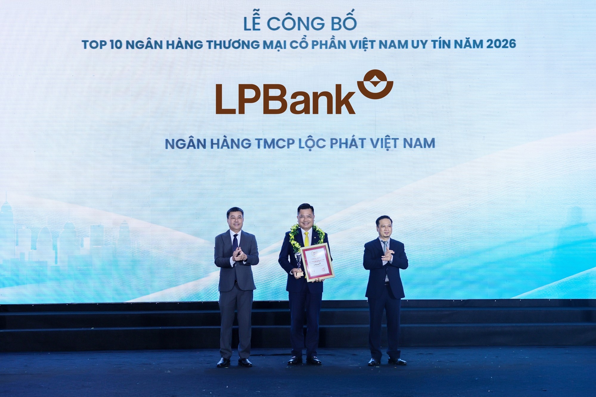 tctdvn-lpbank-lap-cu-dup-thang-hang-khang-dinh-vi-the-ngan-hang-tu-nhan-hang-dau2-1786409957.jpg