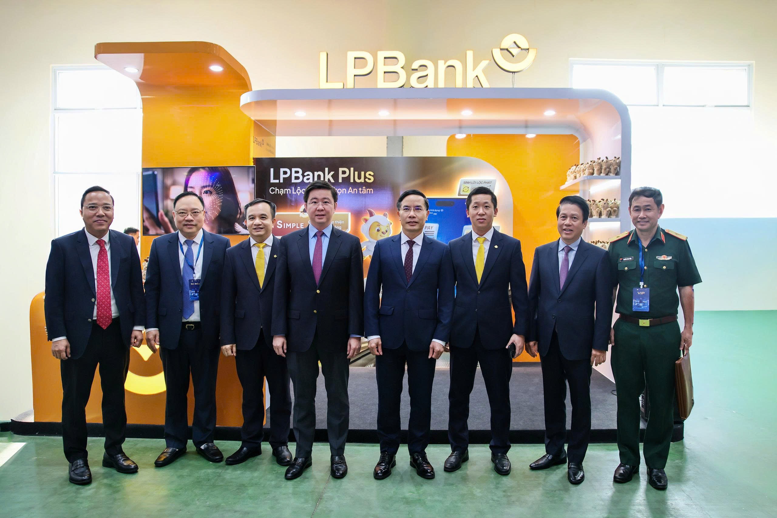 tctdvn-tu-lpbank-plus-den-loc-phat-shop-lpbank-gioi-thieu-cac-giai-phap-so-tai-su-kien-chuyen-doi-so-nganh-ngan-hang-2-1787042738.jpg