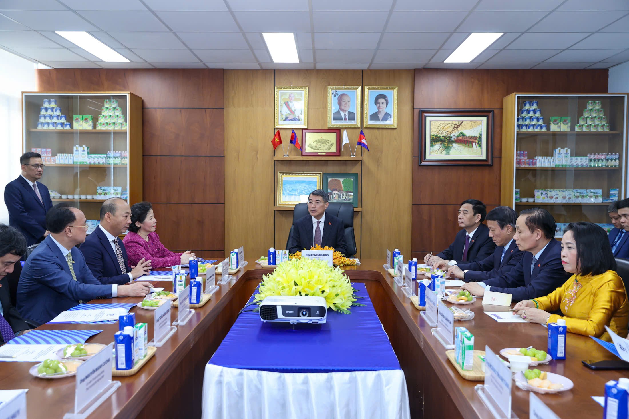 tctdvn-uy-vien-bo-chinh-tri-thu-tuong-chinh-phu-le-minh-hung-tham-angkomilk-dau-an-dau-tu-quoc-te-cua-vinamilk-1791706799.jpg