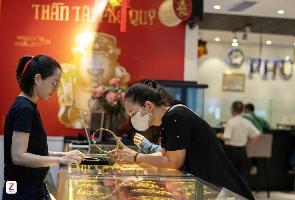 tctdvn-gia-vang-roi-tu-do-nguoi-mua-du-dinh-lo-nang-chi-sau-vai-ngay-1763451583.jpg