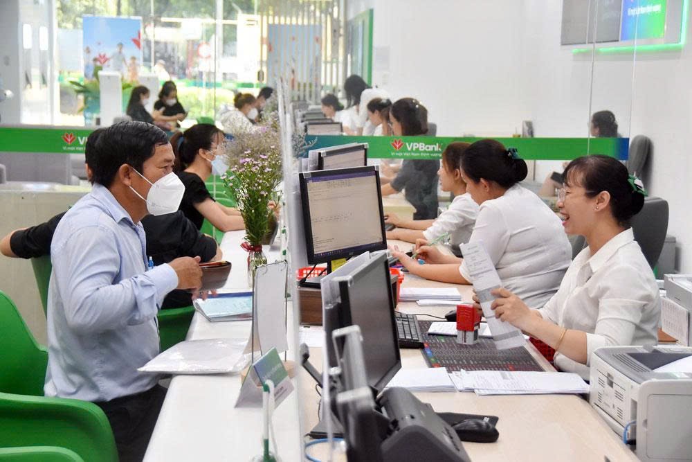 tctdvn-nganh-ngan-hang-am-tham-cat-hang-nghin-nhan-su-dieu-gi-dang-xay-ra-1778470987.jpg