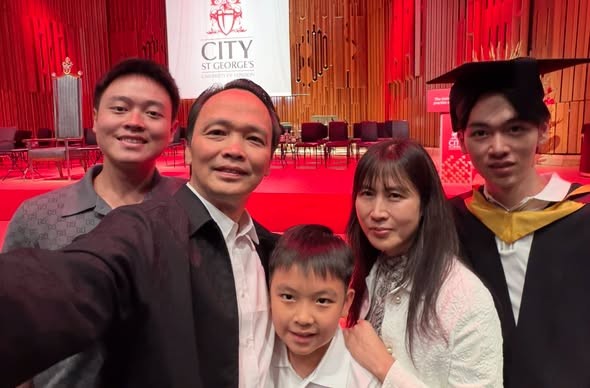 Hình ảnh hiếm của ông Trịnh Văn Quyết tại London: Tự hào chứng kiến con trai nhận bằng tốt nghiệp