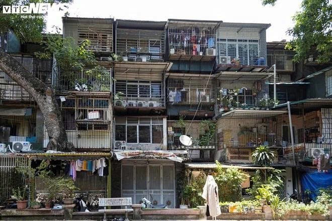 tctdvn-nha-tap-the-cu-ha-noi-leo-thang-toi-300360-trieum-tai-san-xuong-cap-nhung-gia-lai-ngang-biet-thu-trung-tam-1777339157.jpg