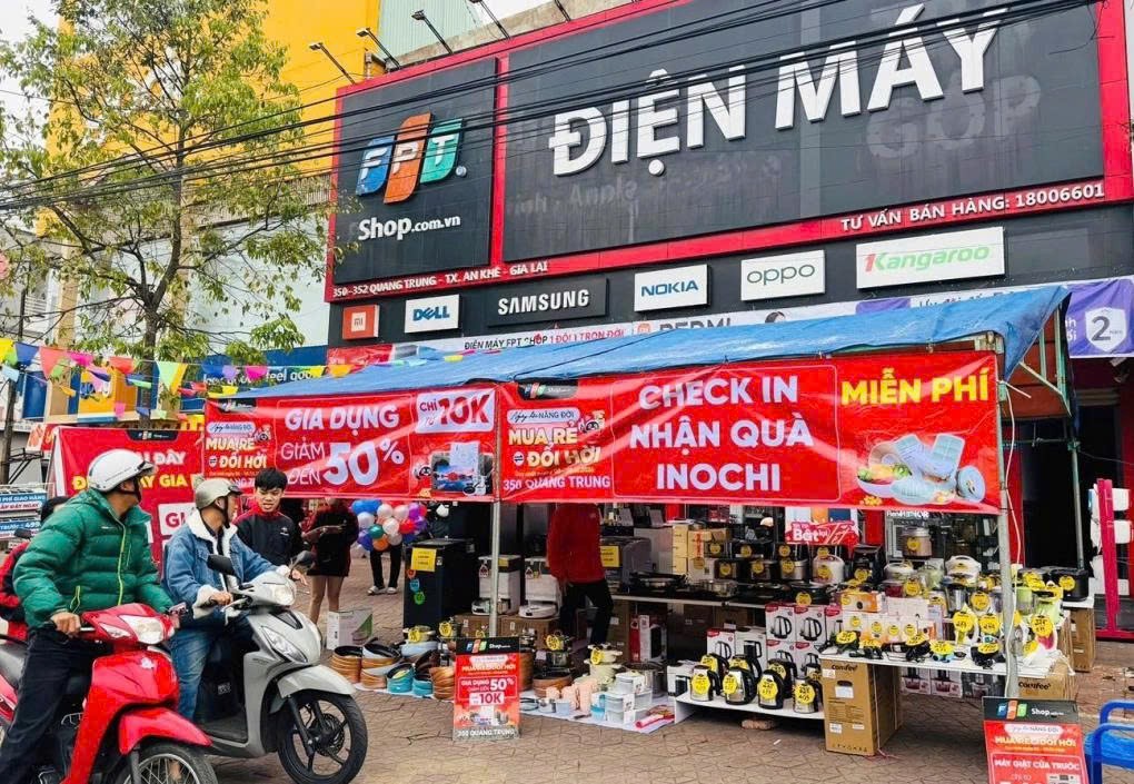 Sếp FPT Shop thừa nhận “đi sau” Điện Máy Xanh, chọn chiến lược đánh khác để sống sót