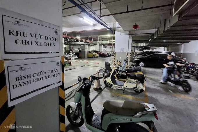 tctdvn-sap-co-quy-chuan-tram-sac-xe-dien-trong-chung-cu-go-nut-that-gay-tranh-cai-suot-thoi-gian-qua-1765617882.jpg