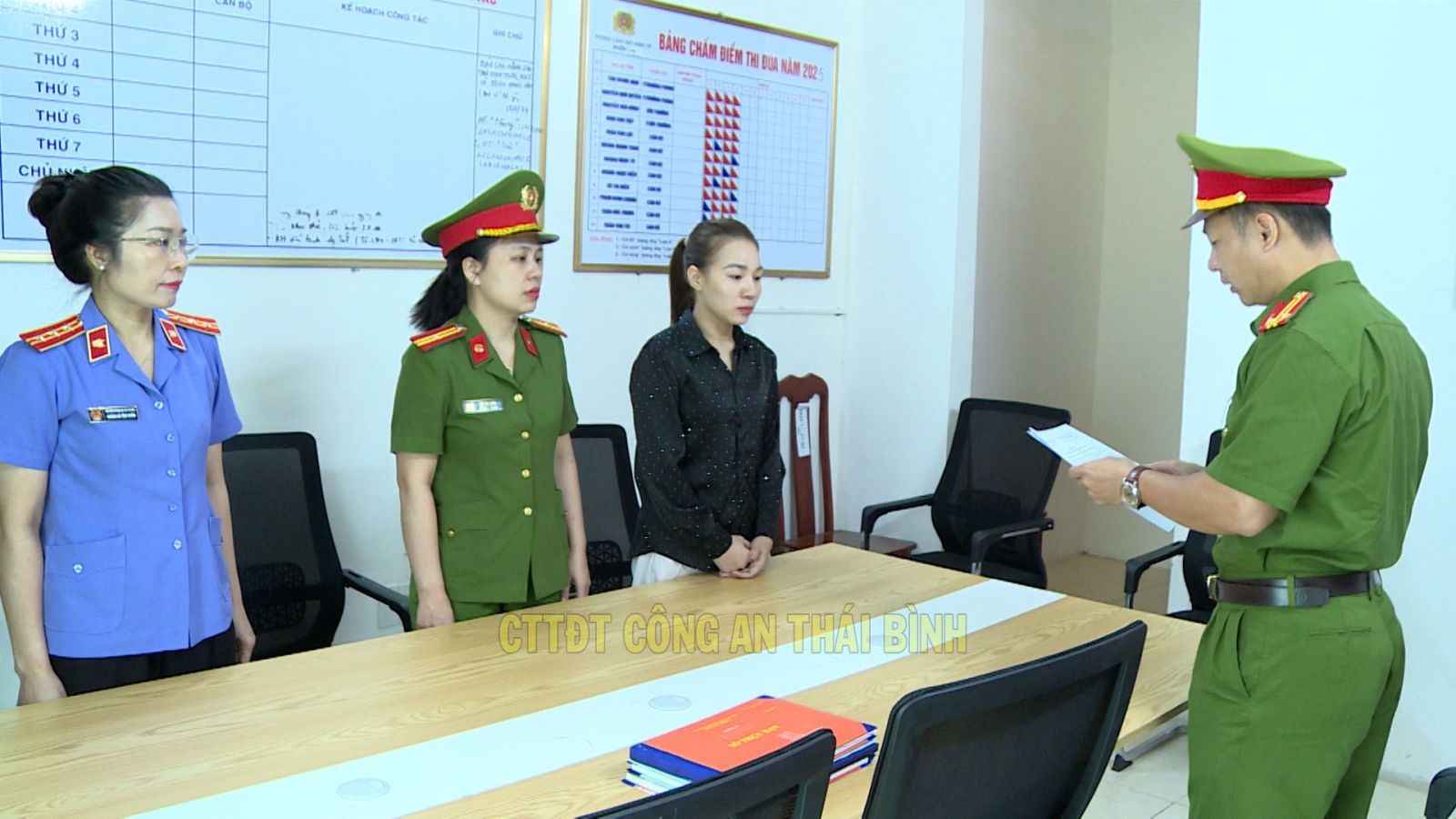 tctd-phat-hien-duong-day-san-xuat-thuc-pham-gia-quy-mo-khung-hon-60000-goi-kho-ga-bo-chay-toi-tran-ra-thi-truong-1749831637.jpg