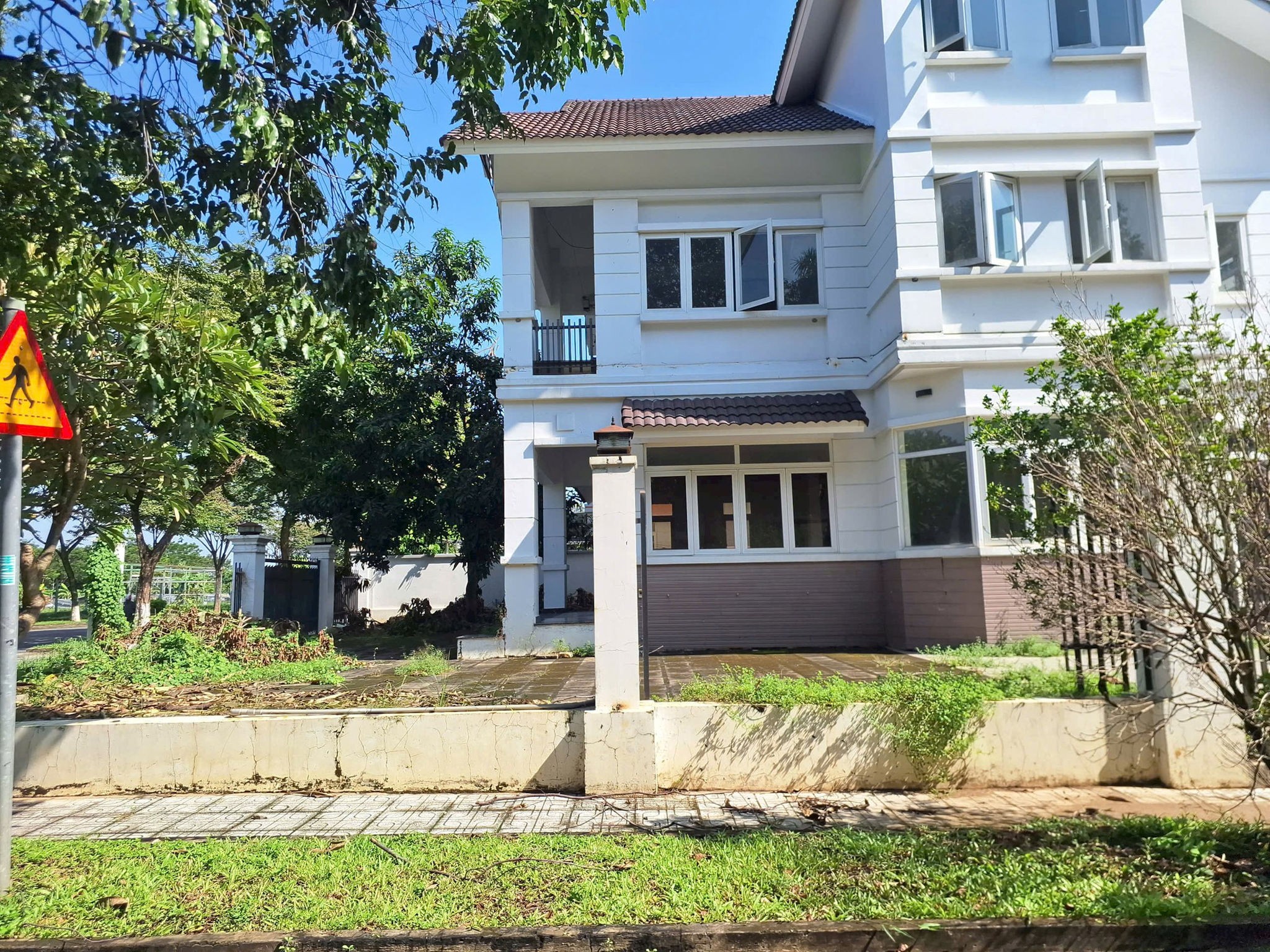 Biệt thự cỏ mọc kín lối vẫn rao 21–33 tỷ đồng tại khu đô thị hơn 20 năm tuổi