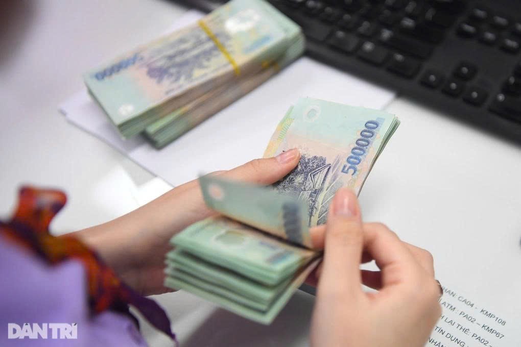 Sau cam kết giữ mặt bằng lãi suất thấp, một ngân hàng bất ngờ tăng mạnh huy động lên 8%/năm