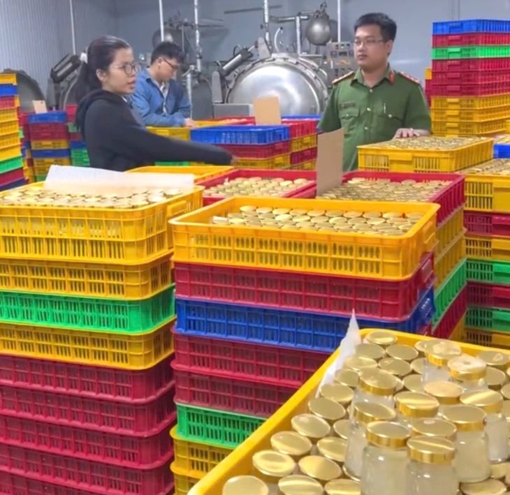 tctdvn-bat-giam-doc-cong-ty-san-xuat-hon-400000-san-pham-yen-gia-ban-tran-lan-tren-tiktok-facebook-1778987526.jpeg