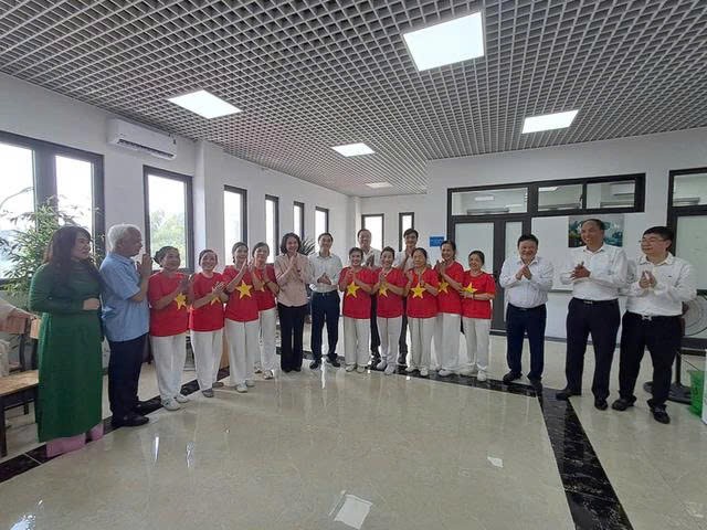 tctdvn-ha-noi-co-them-mo-hinh-duong-lao-ban-tru-sang-dua-ong-ba-di-chieu-don-ve-1787104293.jpg