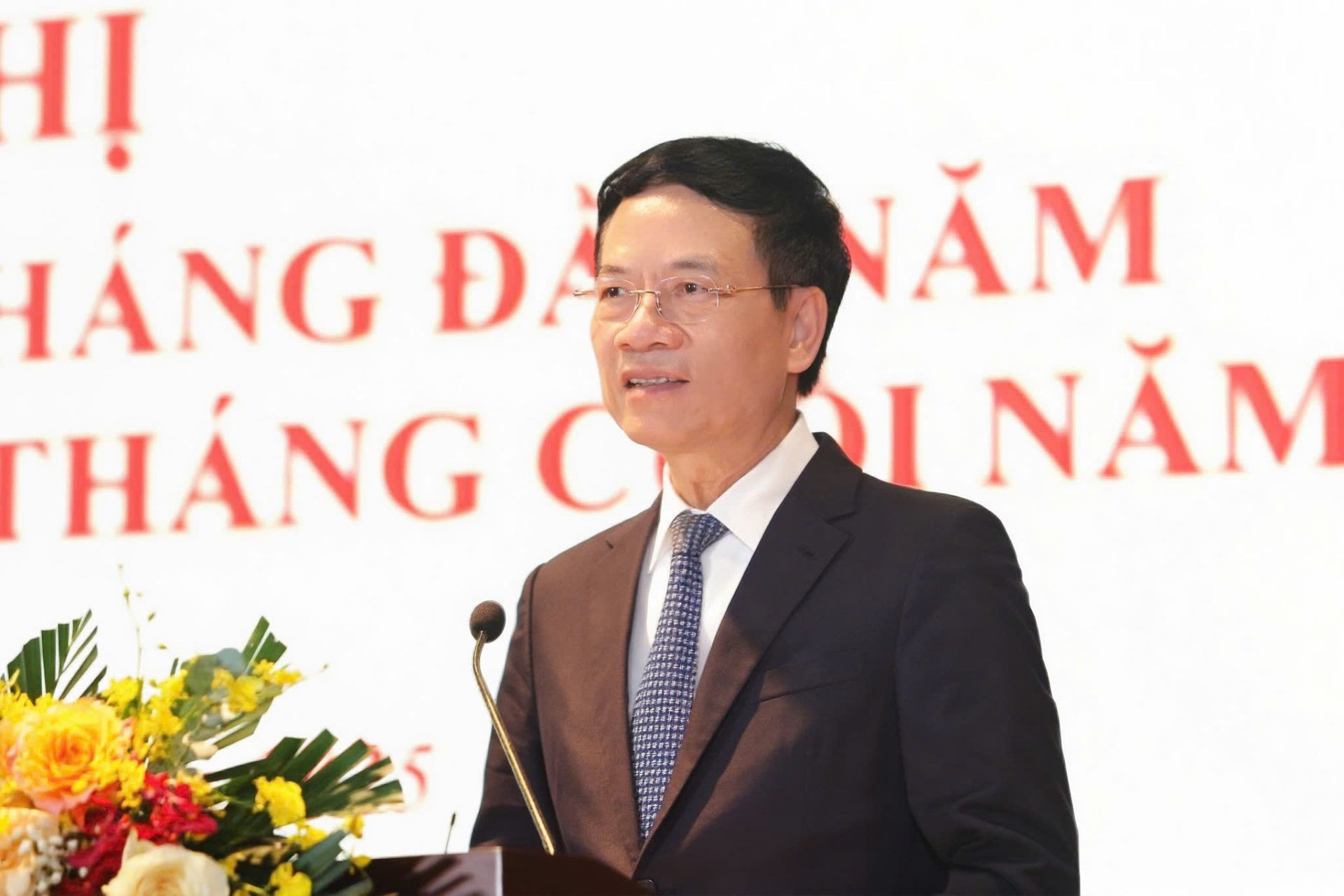 tctd-ca-nuoc-lam-chuyen-doi-so-nhung-khong-ai-muon-doi-cach-lam-dau-tu-cong-nghe-kieu-cu-mua-may-tinh-xin-de-tiep-tuc-lam-viec-theo-kieu-giay-but-1752644992.jpg