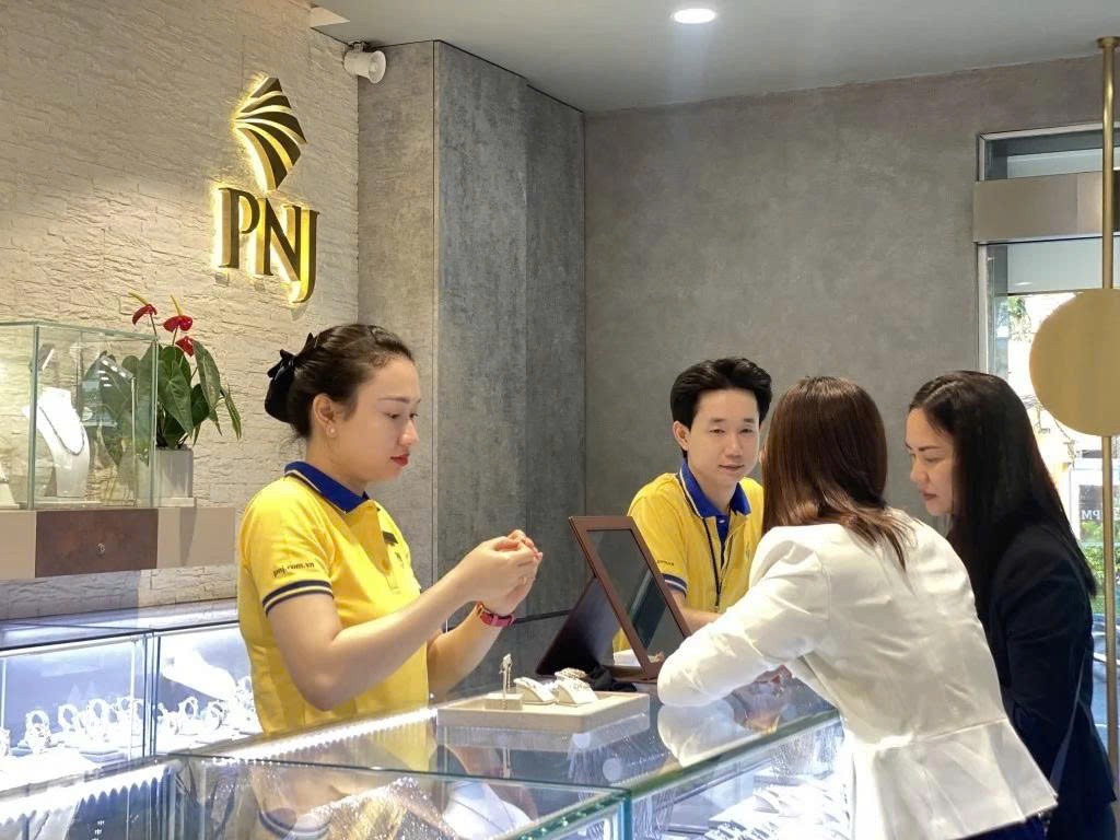 tctdvn-mot-thuong-vu-dang-chu-y-tai-pnj-con-gai-chu-tich-cao-thi-ngoc-dung-ban-gan-98-co-phieu-dang-nam-giu-ty-le-so-huu-chi-con-008-1790143843.jpg
