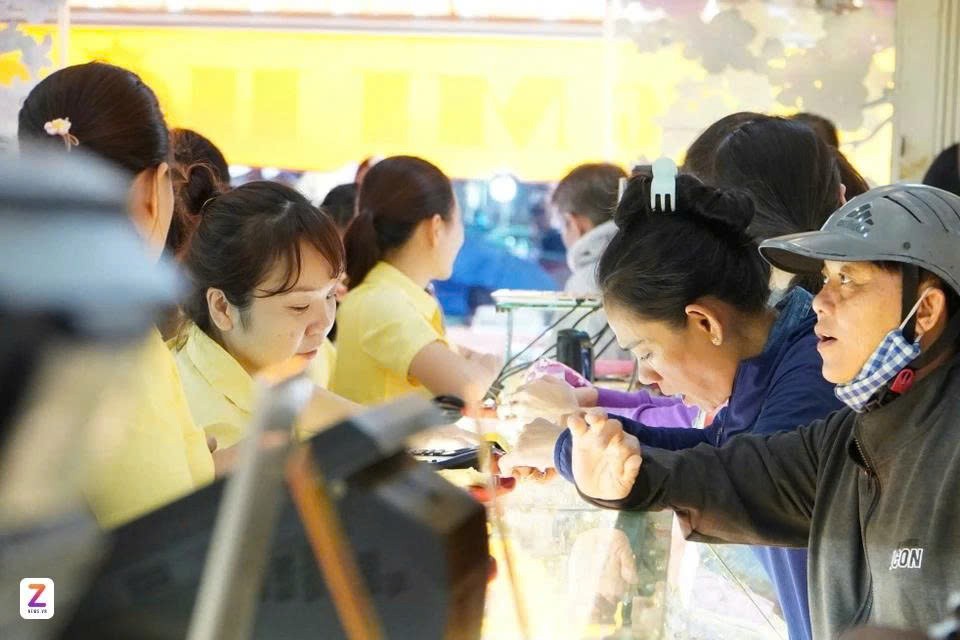 tctdvn-sap-het-canh-xep-hang-ca-ngay-chi-mua-duoc-1-chi-vang-1759470972.jpg