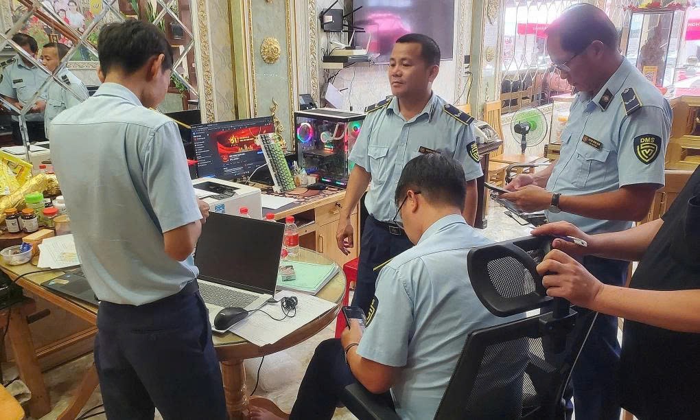 tctdvn-phat-cong-ty-vang-vi-bay-ban-trang-suc-gia-mao-chanel-1760596458.jpg