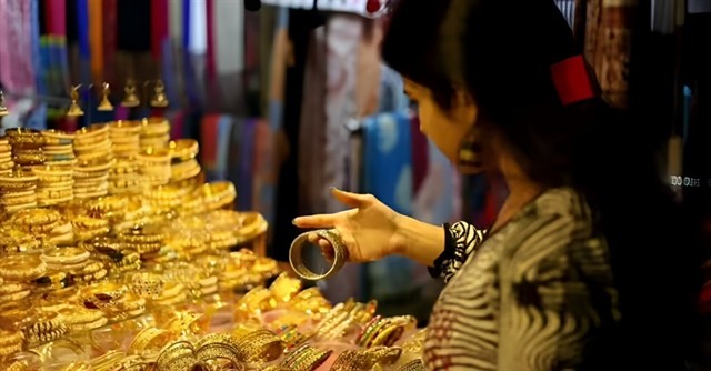 Thủ tướng Modi kêu gọi dân Ấn “bớt mua vàng”, cổ phiếu ngành kim hoàn lập tức đỏ lửa