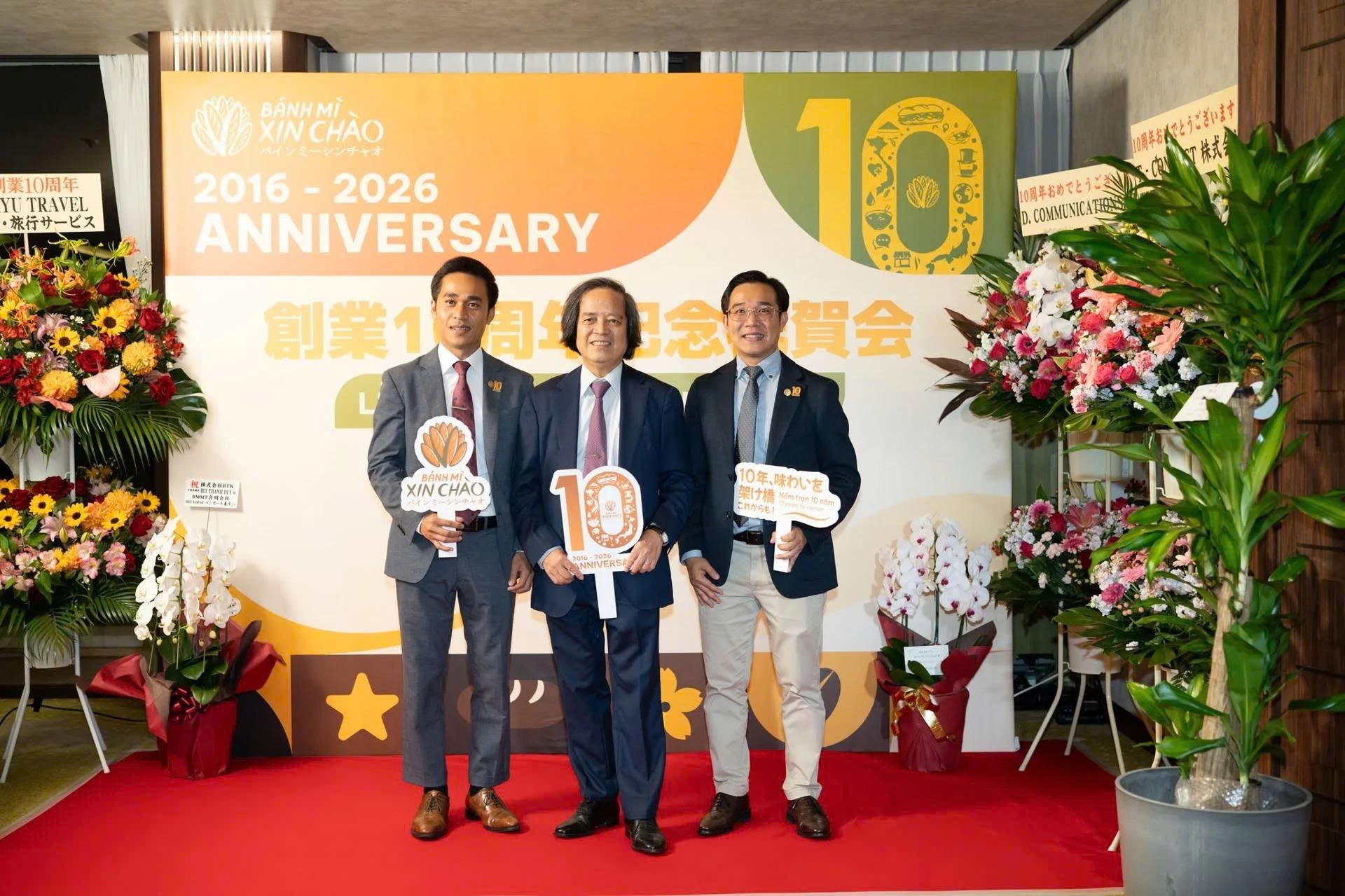 tctdvn-shark-binh-rot-von-aeon-mall-va-don-quijote-bat-tay-chuoi-banh-mi-cua-hai-anh-em-que-quang-nam-dang-lam-an-ra-sao1-1793253042.jpg