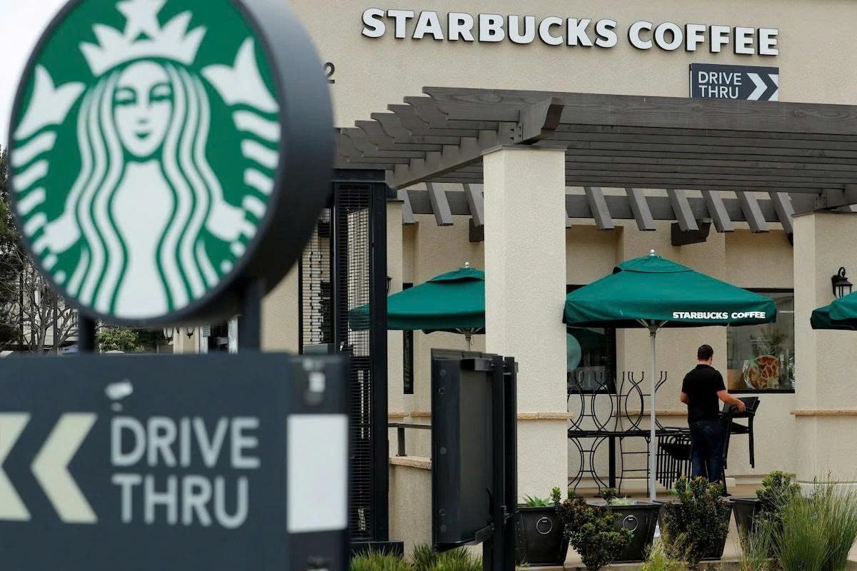 tctd-starbucks-tu-ong-lon-khuay-dao-den-cu-truot-dai-tren-ban-do-ca-phe-1759306617.jpg