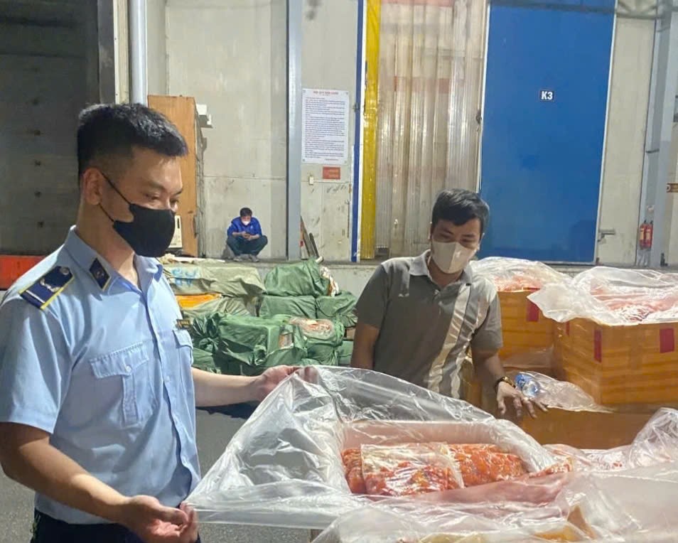 tctdvn-phat-hien-kho-dong-lanh-chua-hon-7-tan-noi-tang-khong-ro-nguon-goc-o-ha-noi-1746542039.jpg