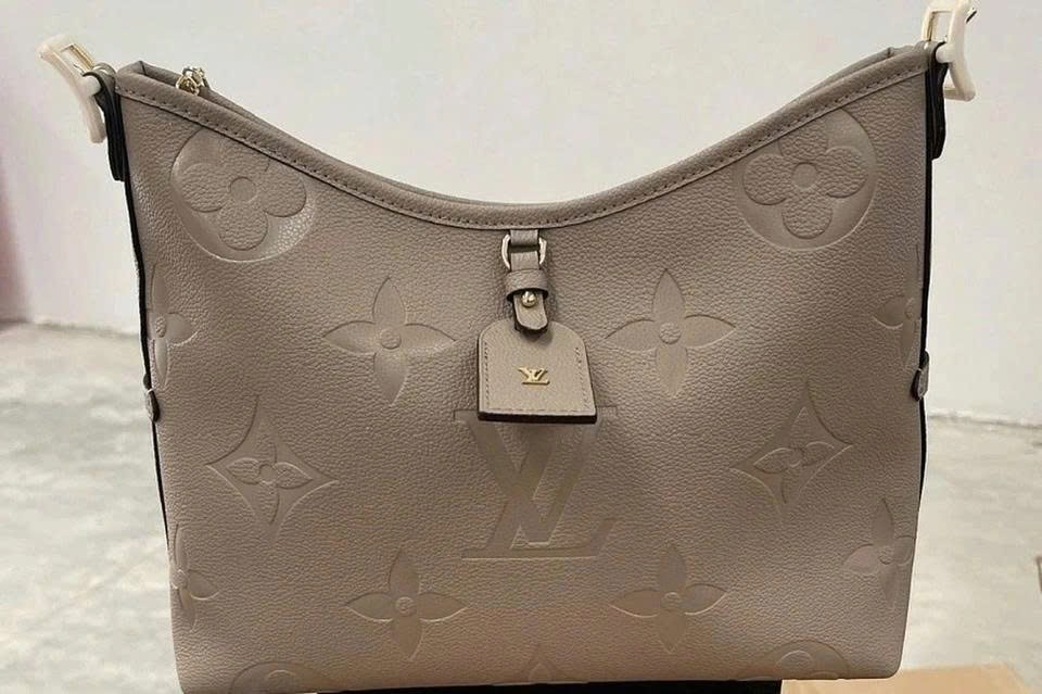 tctdvn-phat-hien-hang-nghin-tui-xach-fake-hermes-chanel-louis-vuitton-tuon-qua-cua-khau-huu-nghi-1764293737.jpg