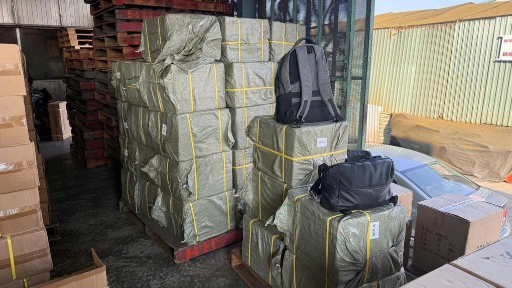 tctdvn-hai-quan-bat-lo-my-pham-han-quoc-hon-14000-chai-het-han-gan-1-nam-van-khai-bao-hang-moi-chuan-bi-tung-ra-thi-truong-1778685872.jpg