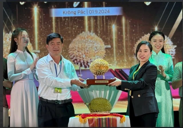 tctd-dam-bo-ra-14-ty-dong-mua-nu-hoang-sau-rieng-tai-le-hoi-krong-pak-nu-doanh-nhan-nay-co-lai-lich-khung-nhu-the-nao-1725608647.jpg