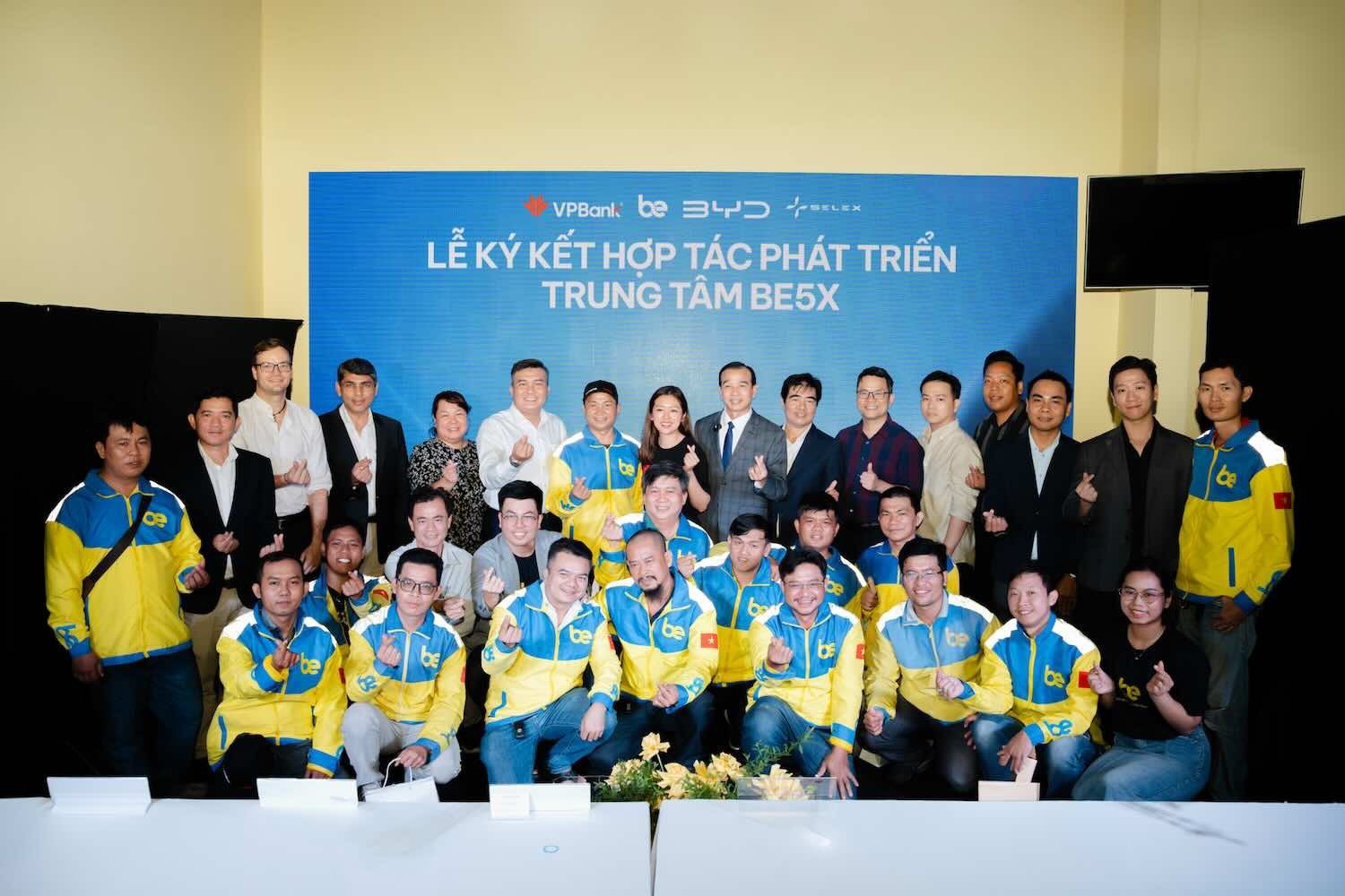 tctdvn-be-choi-lon-bat-tay-hang-xe-dien-trung-quoc-dua-nong-voi-grab-and-xanh-sm-1750434405.jpeg