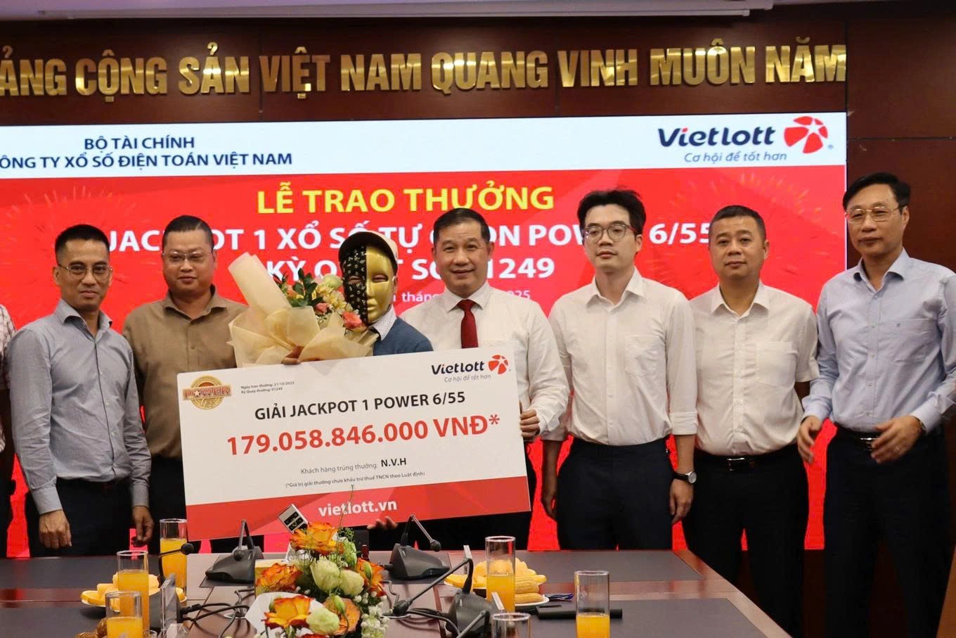 tctdvn-mua-ve-vietlott-cho-vui-thay-giao-da-nang-bat-ngo-trung-gan-180-ty-dong-1761106398.jpg