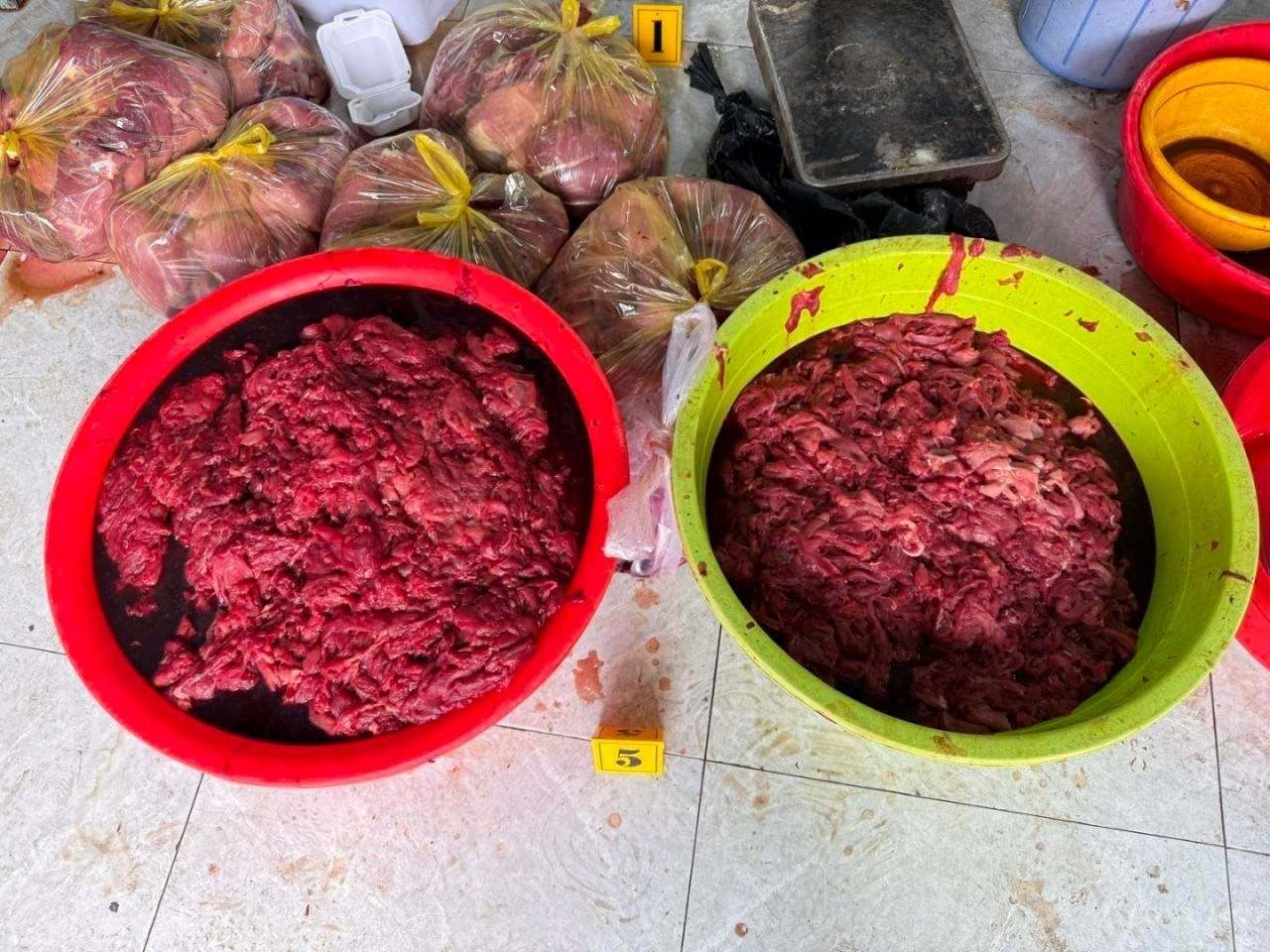 tctdvn-kinh-hoang-duong-day-phu-phep-thit-heo-thanh-thit-bo-o-tphcm-tuon-ra-thi-truong-hon-65-tan-thu-hon-hang-ty-dong-1778568861.jpg