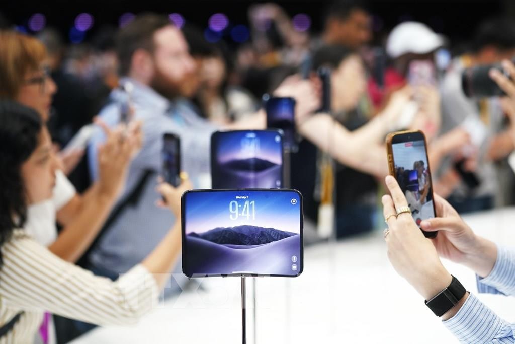 tctdvn-iphone-18-mo-ban-toan-cau-apple-dua-ai-tro-thanh-vu-khi-moi-tren-smartphone-1789911725.jpg