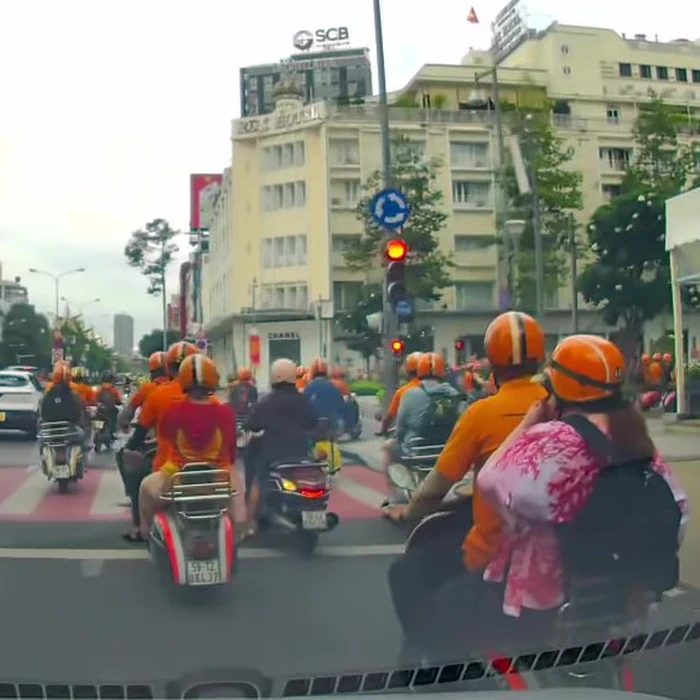 tctd-10-nhan-vien-cong-ty-du-lich-dua-vespa-vuot-den-do-ngay-trung-tam-sai-gon-bi-csgt-lap-bien-ban-1755184931.jpg
