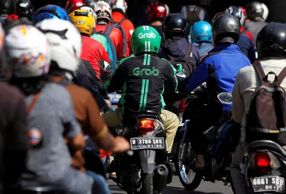 tctdvn-quoc-gia-dong-nam-a-dau-tien-manh-tay-siet-phi-grab-gojek-tong-thong-yeu-cau-giam-tran-chiet-khau-tu-20-xuong-con-8-de-bao-ve-quyen-loi-cho-tai-xe-1777858000.jpg