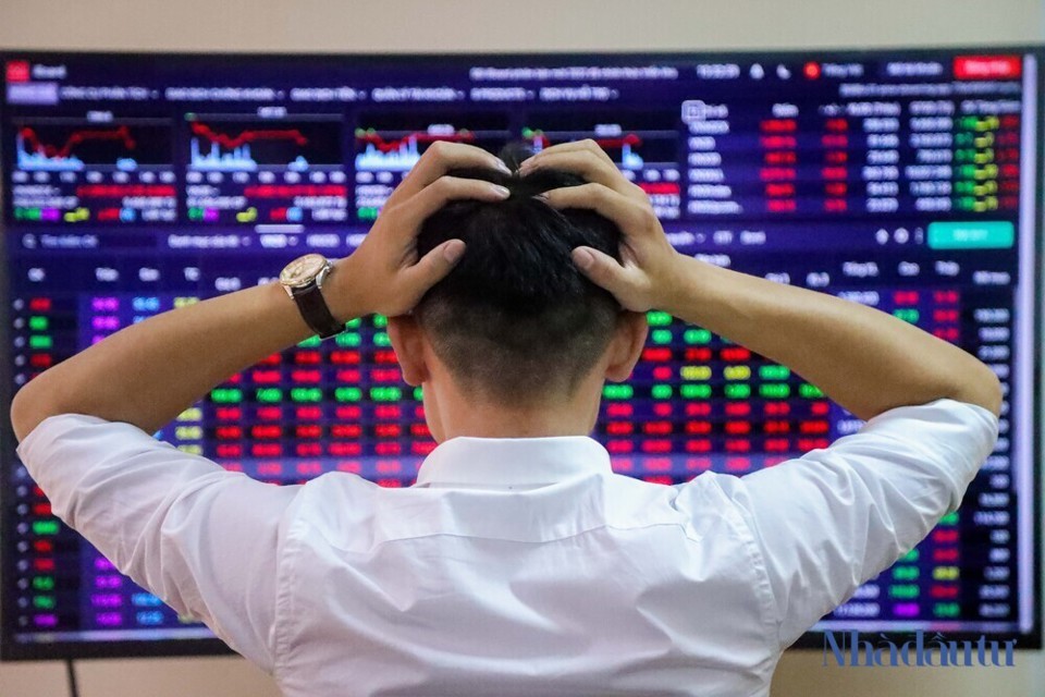 VN-Index sụt giảm mạnh, nhóm cổ phiếu vốn hóa lớn bị 'xả' mạnh!