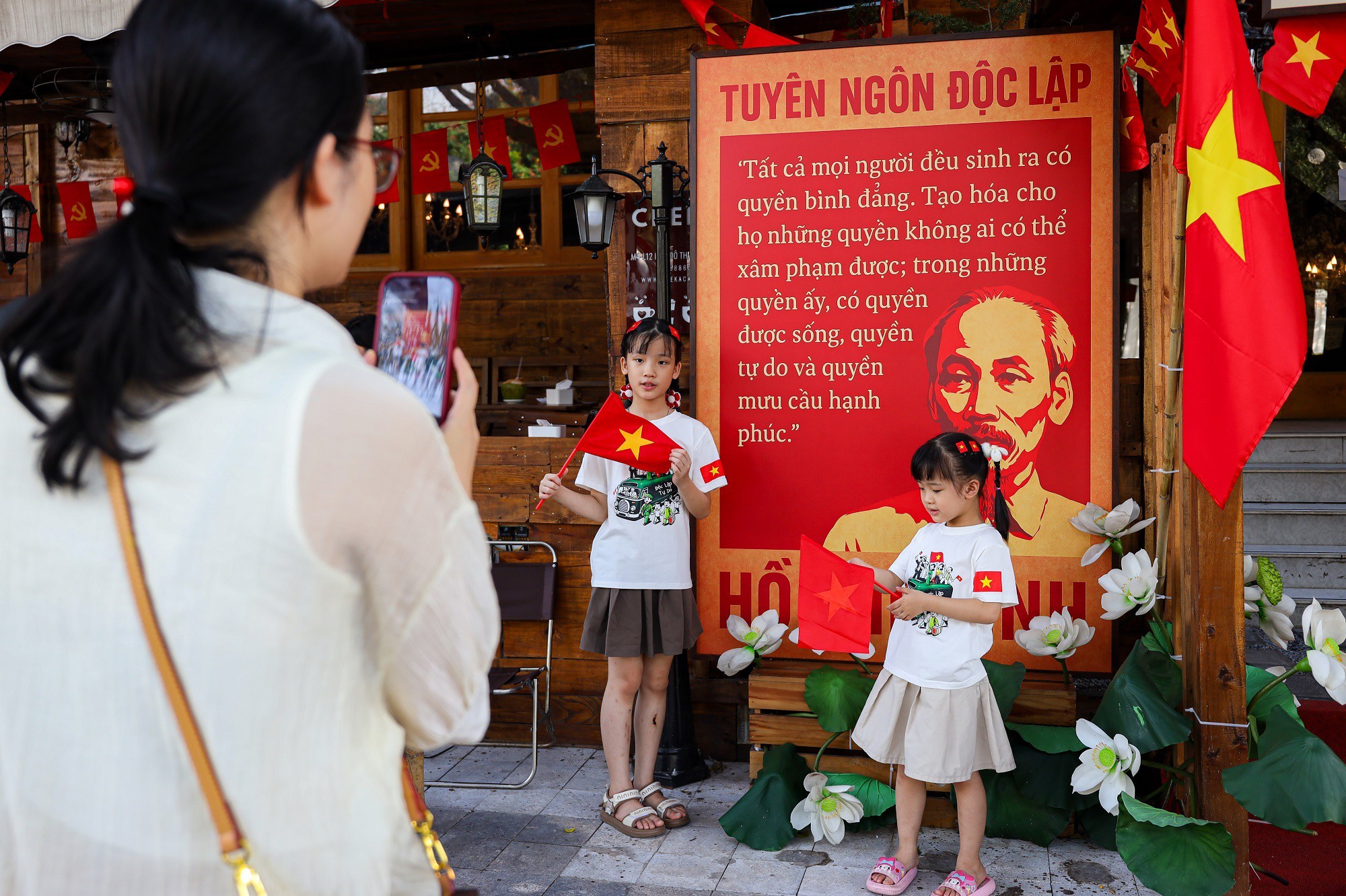 tctd-mua-le-80-nam-quoc-khanh-ca-pho-do-ruc-sale-toi-tap-1755098196.jpg