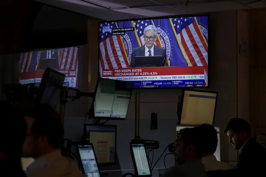 tctd-chuyen-gia-canh-bao-trump-dang-dua-voi-lua-khi-nham-vao-fed-1756281160.png