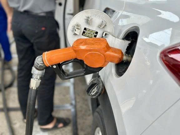 Giá xăng dầu bật tăng mạnh: có loại nhảy hơn 7.000 đồng/lít