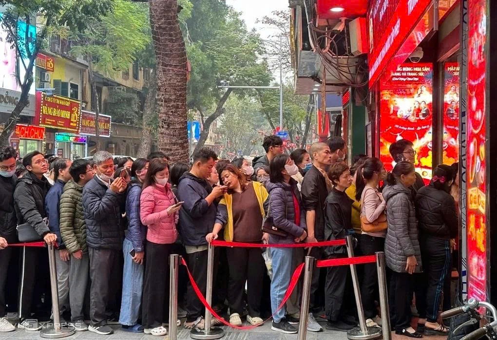 Giá vàng tăng sốc, nhà đầu tư có đang lặp lại “vết xe đổ” FLC, đất phân lô?