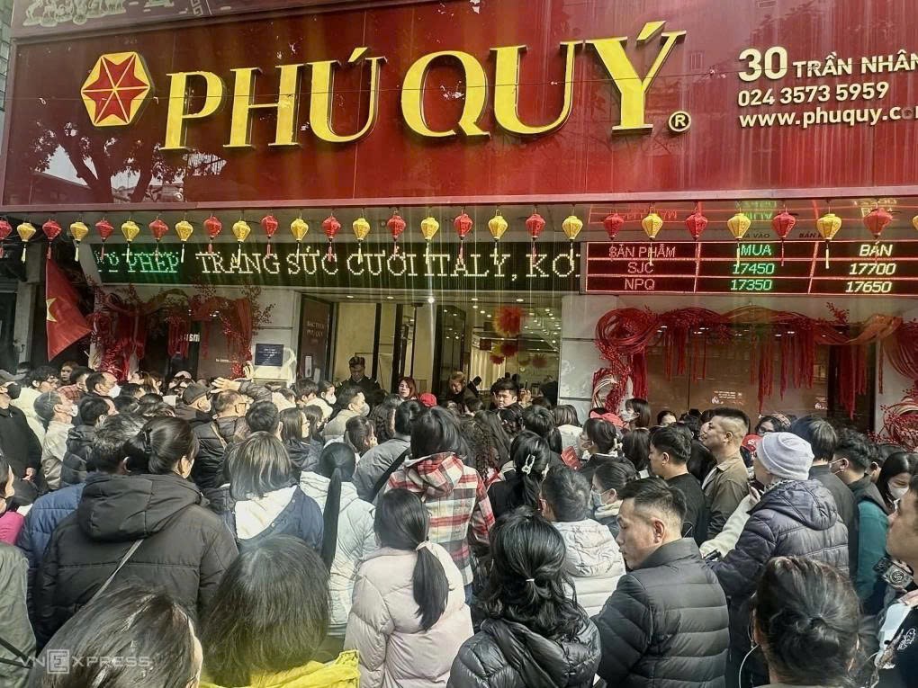 tctdvn-bac-tang-hon-35-trong-chua-day-1-thang-hang-tram-nguoi-xep-hang-tu-3h-sang-mua-bac-tren-giay-1769590036.jpg