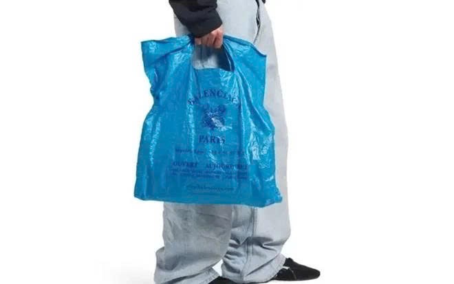 tctdvn-tui-balenciaga-gan-30-trieu-dong-bi-che-nhu-tui-nylon-sieu-thi-1755768635.jpg