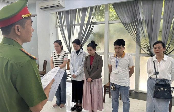 tctd-duong-day-bac-si-gia-hoat-dong-cong-khai-ngay-trung-tam-da-nang-chua-tot-nghiep-cap-3-van-kham-benh-ra-y-lenh-1752644426.jpg