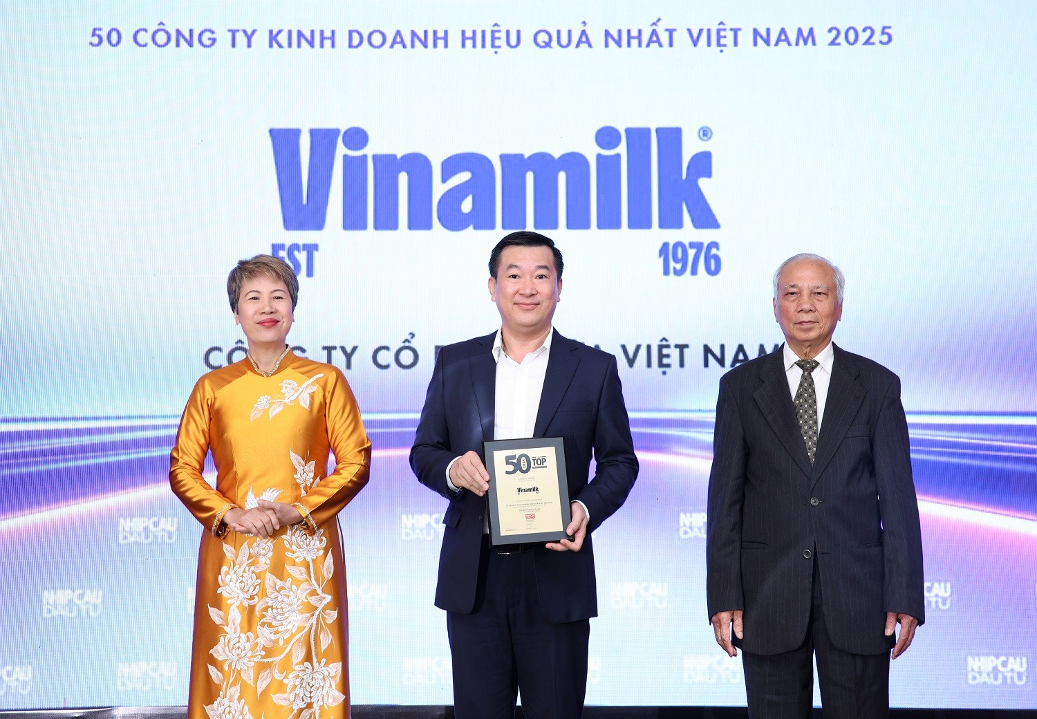 tctd-vinamilk-lan-thu-14-lien-tiep-duoc-vinh-danh-top50-cong-ty-kinh-doanh-hieu-qua-nhat-viet-nam-1759724466.jpg