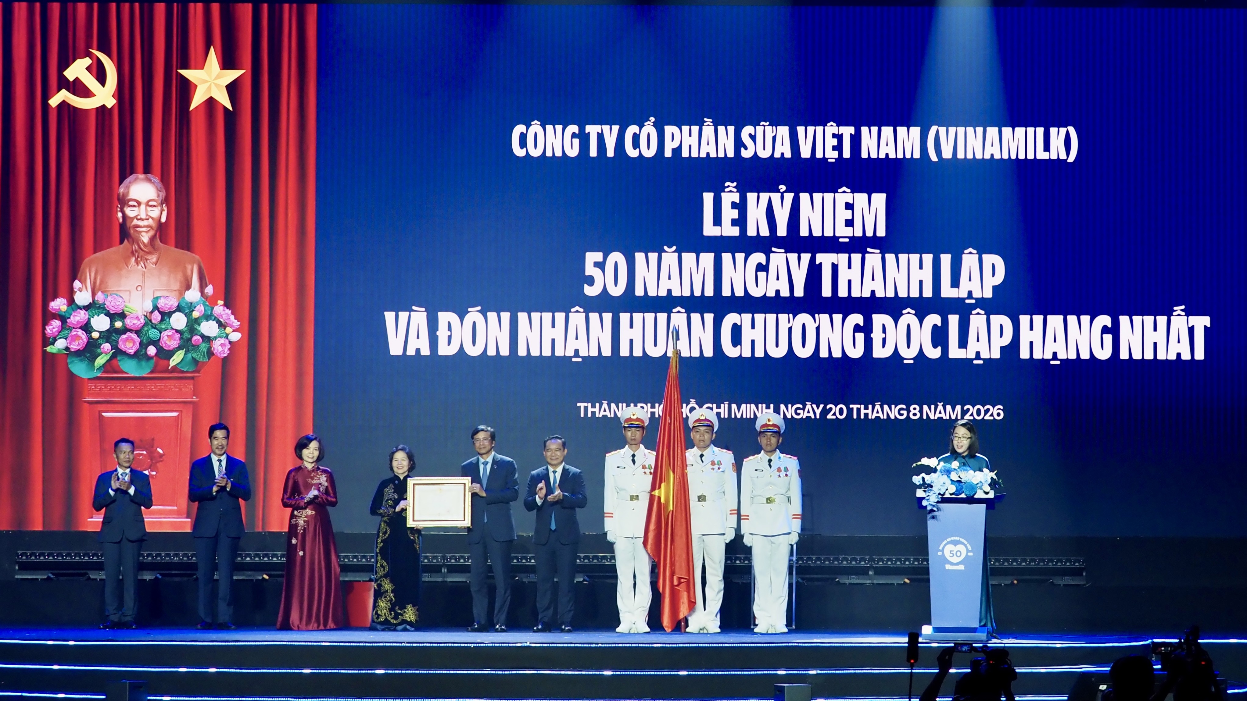 tctdvn-nua-the-ky-phung-su-khat-vong-viet-vinamilk-don-nhan-huan-chuong-doc-lap-hang-nhat-1787302899.jpg
