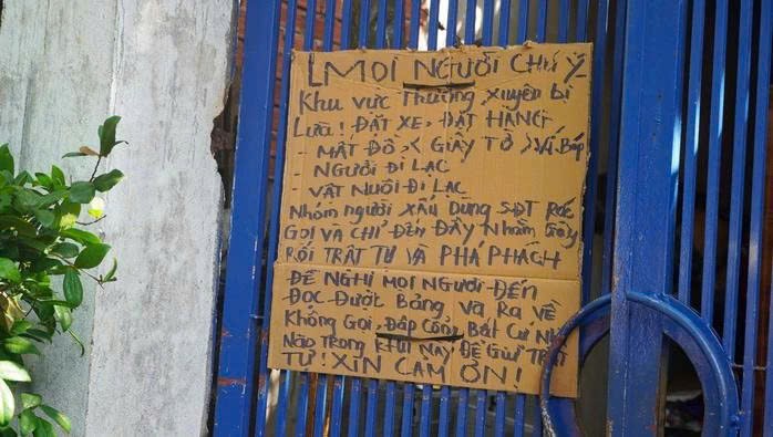 tctd-lua-dao-kieu-moi-dat-hang-cho-vui-mot-nam-bi-bom-hang-trien-mien-nguoi-dan-treo-bien-canh-bao-shipper-khoc-rong2-1752822898.jpg